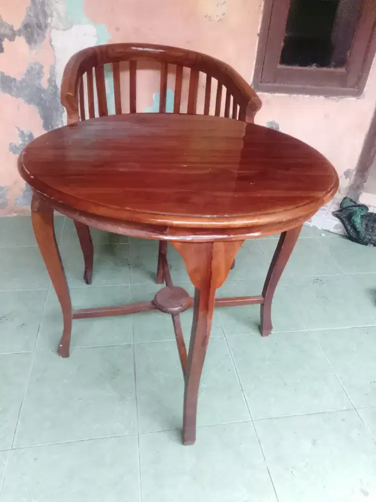 Set Meja Bulat Kursi (Sepasang)