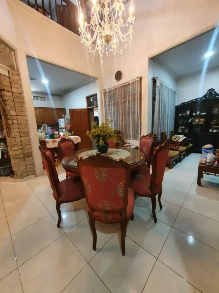 Meja makan minimalis