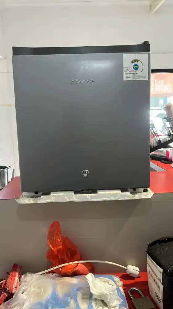 Kulkas mini Hisense 42L dingin normal