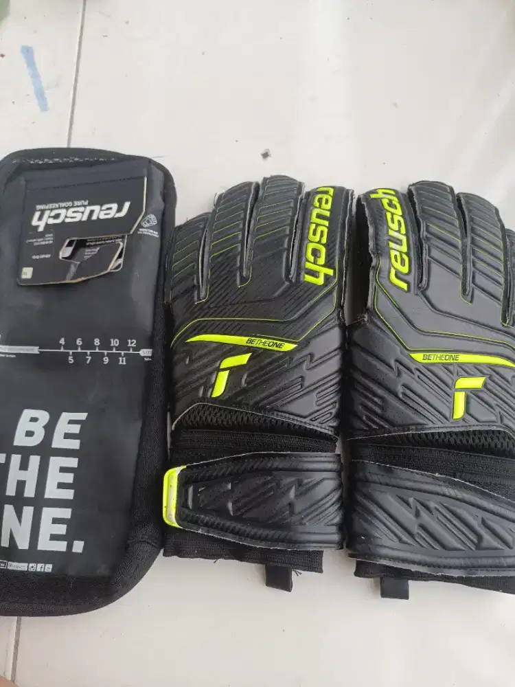 sarung tangan kiper reusch Attrakt grip