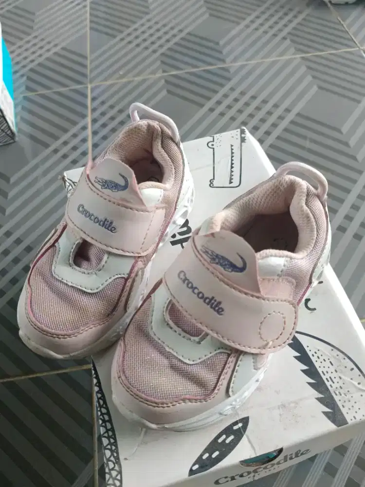 Sepatu anak merk Crocodile