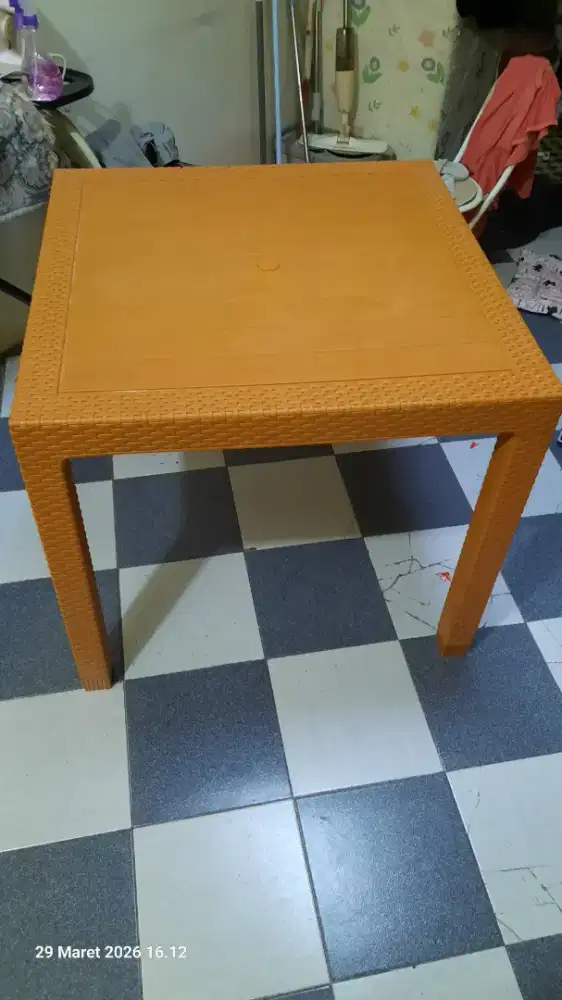 Meja plastik rotan 80x80