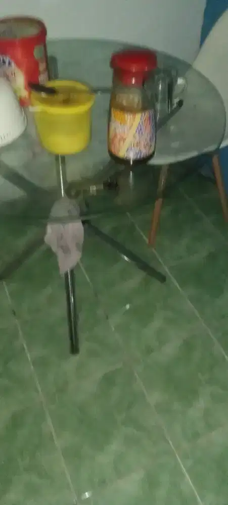 Meja bulat kaca dan kursi scandvian