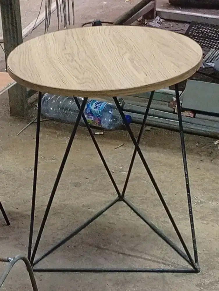 Meja bulat minimalis