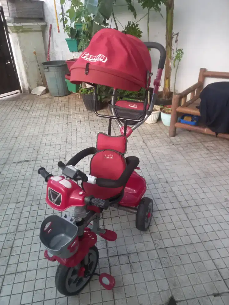 Sepeda / stroller ada pegangan/dorongan..merk family