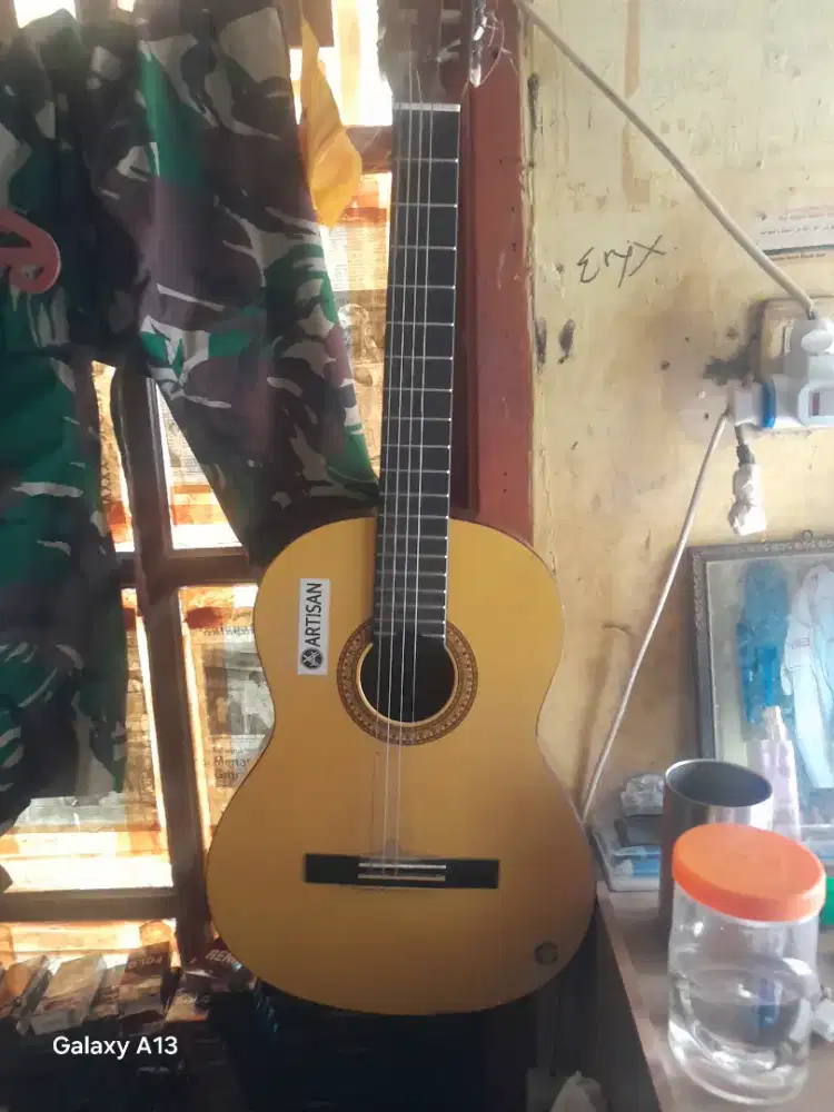 Gitar di jual dg harga 200.000