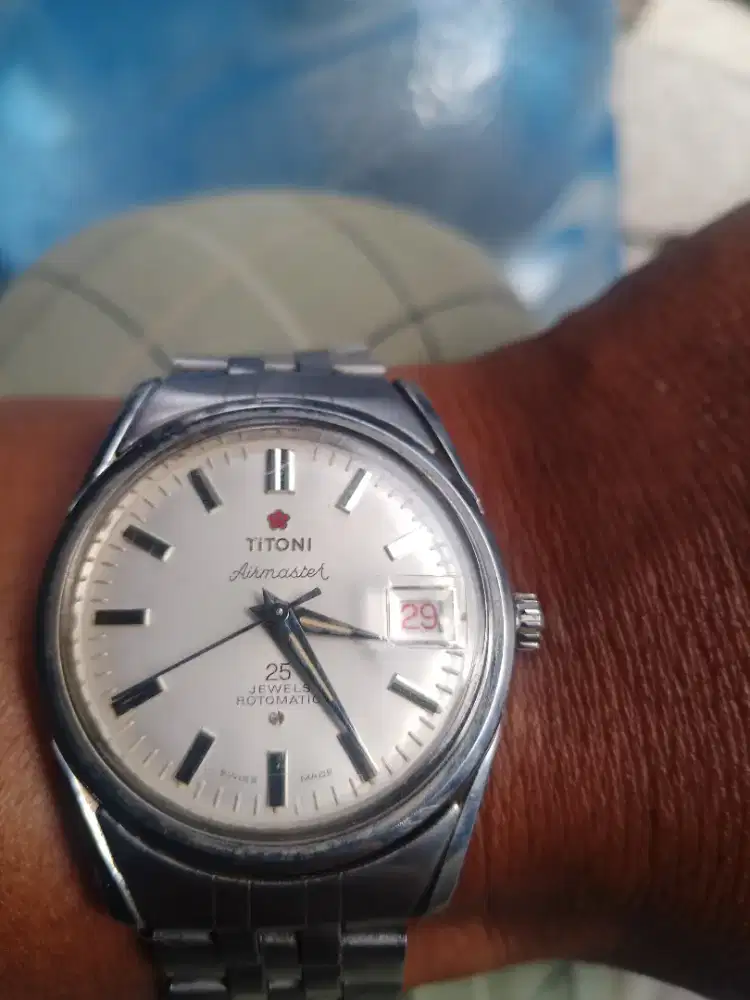 Jam antik titoni otomatis