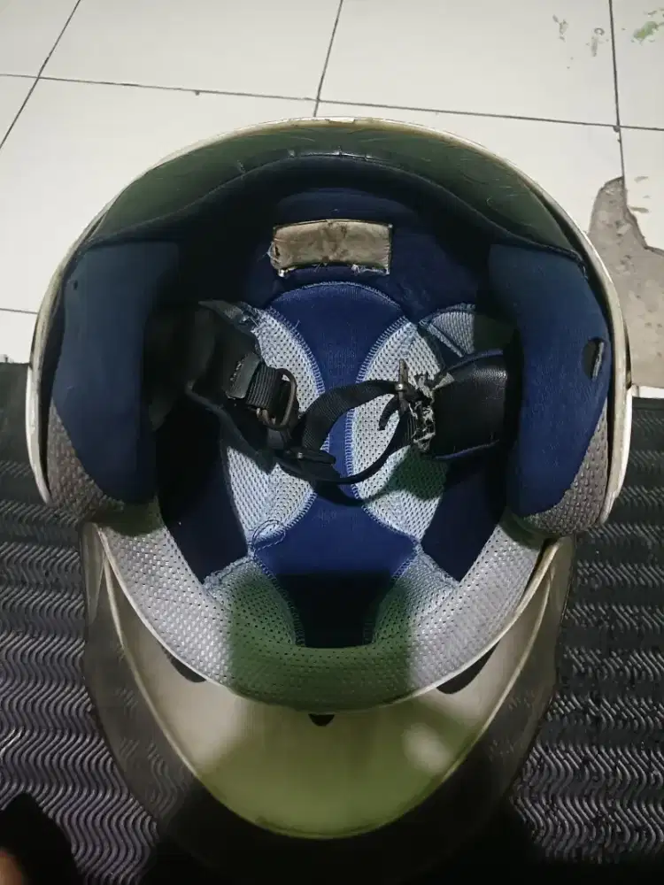 Helm putih merk MDS