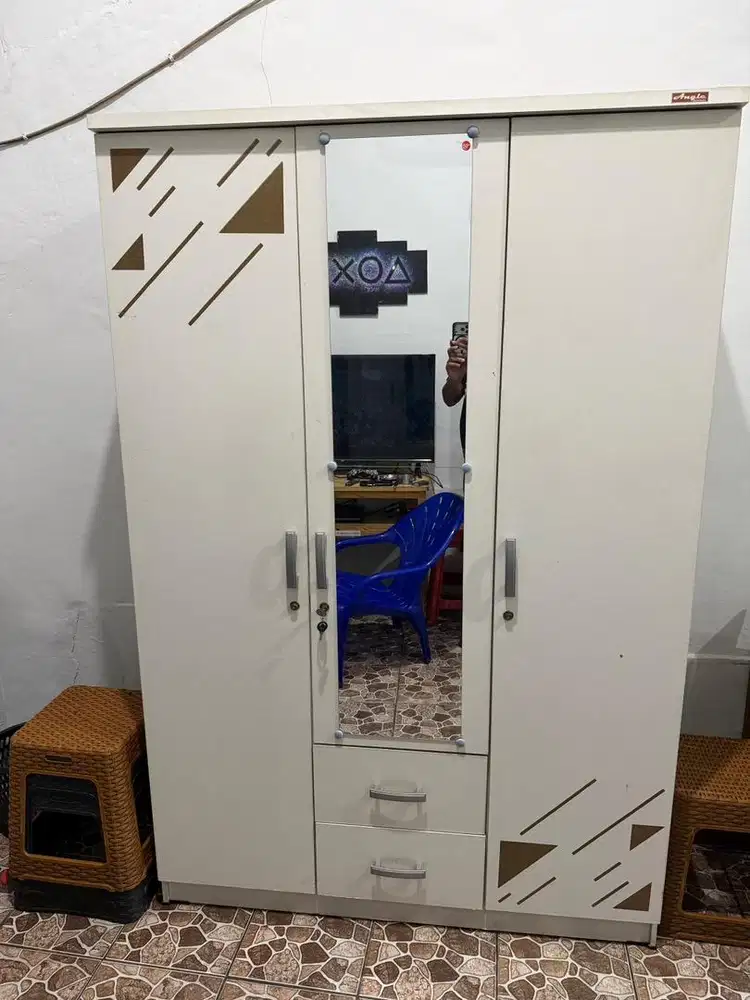 Lemari baju/pakaian 3 pintu