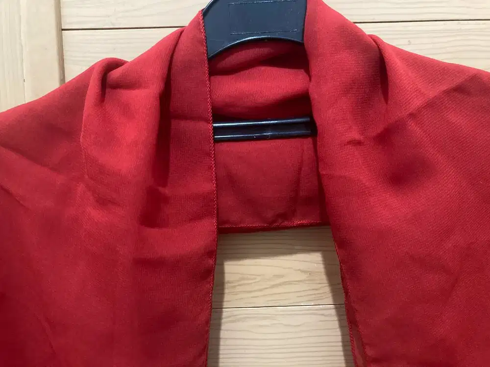 Selendang Merah Tipis – Shawl Simple Elegan