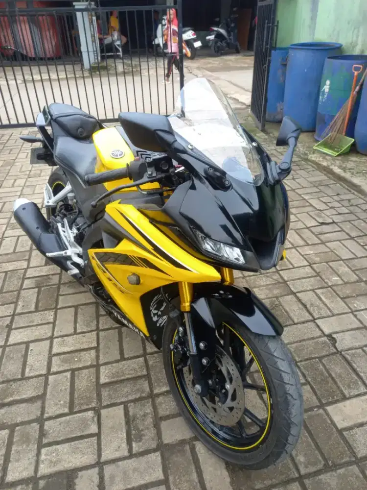 Yamaha r15 v3 kuning