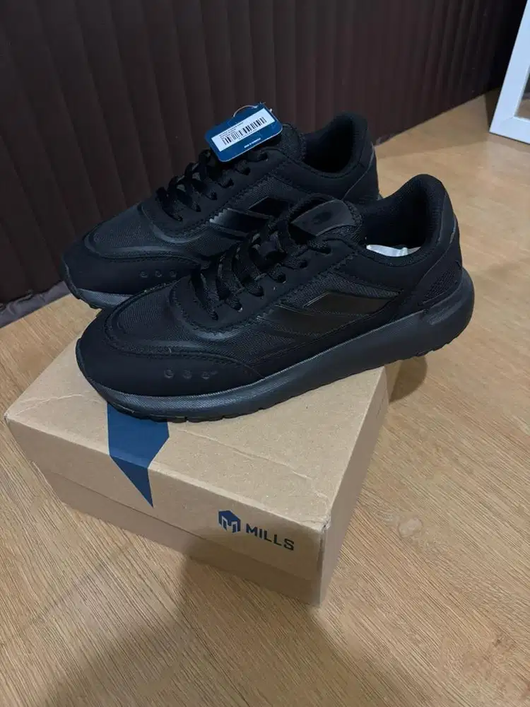Sepatu Mills Black