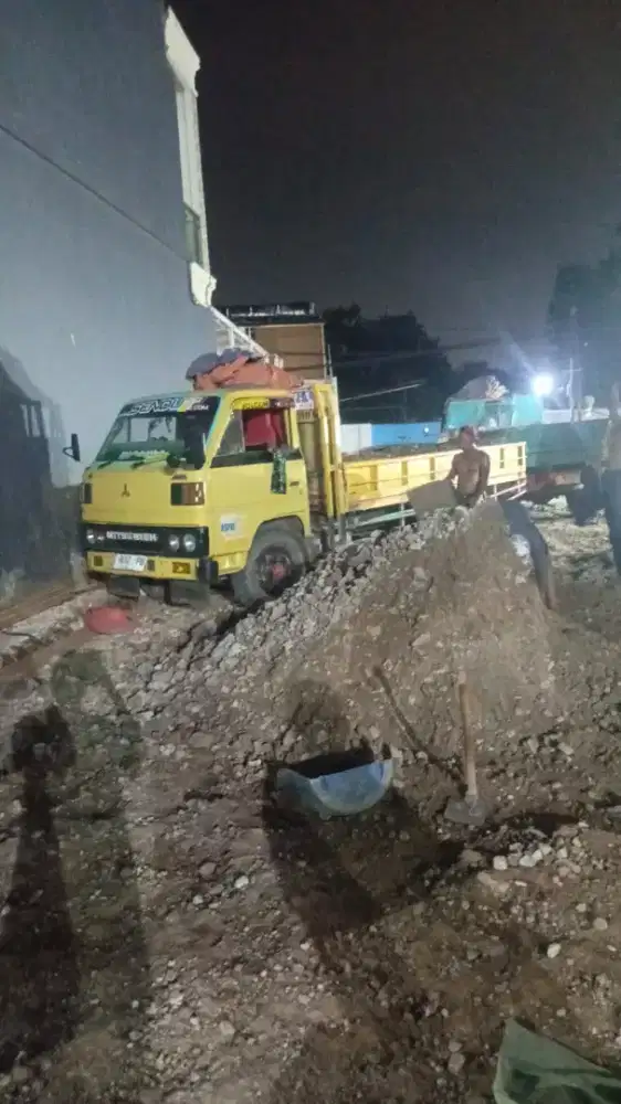 Urugan material puing dan buang puing