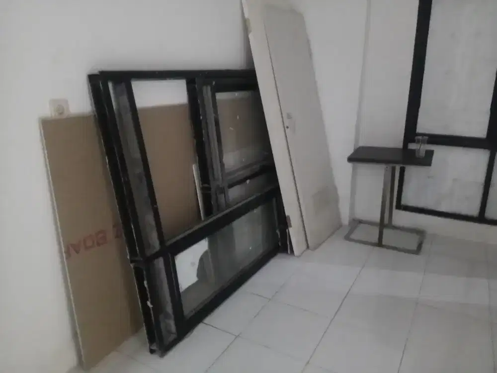Dijual cepat partisi kaca aluminium bekas, kondisi .asih bagus