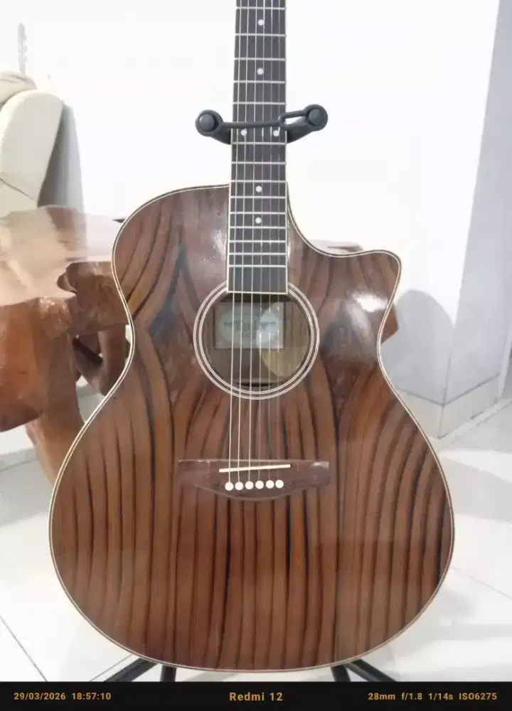 Gitar acustik taylor