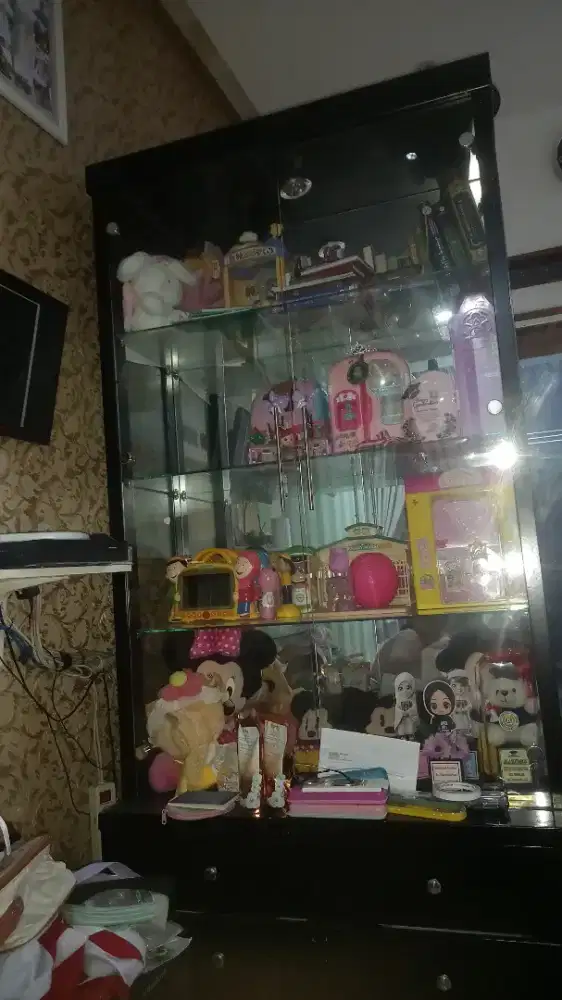 Lemari pajangan kaca