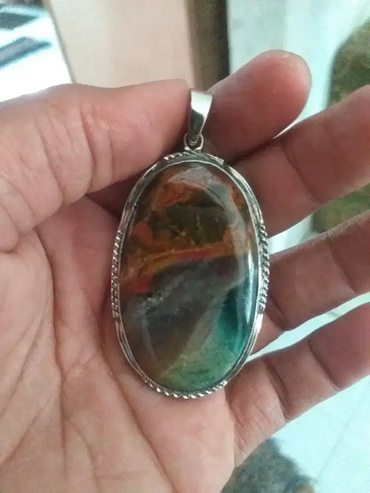 Liontin/kalung batu pancawarna
