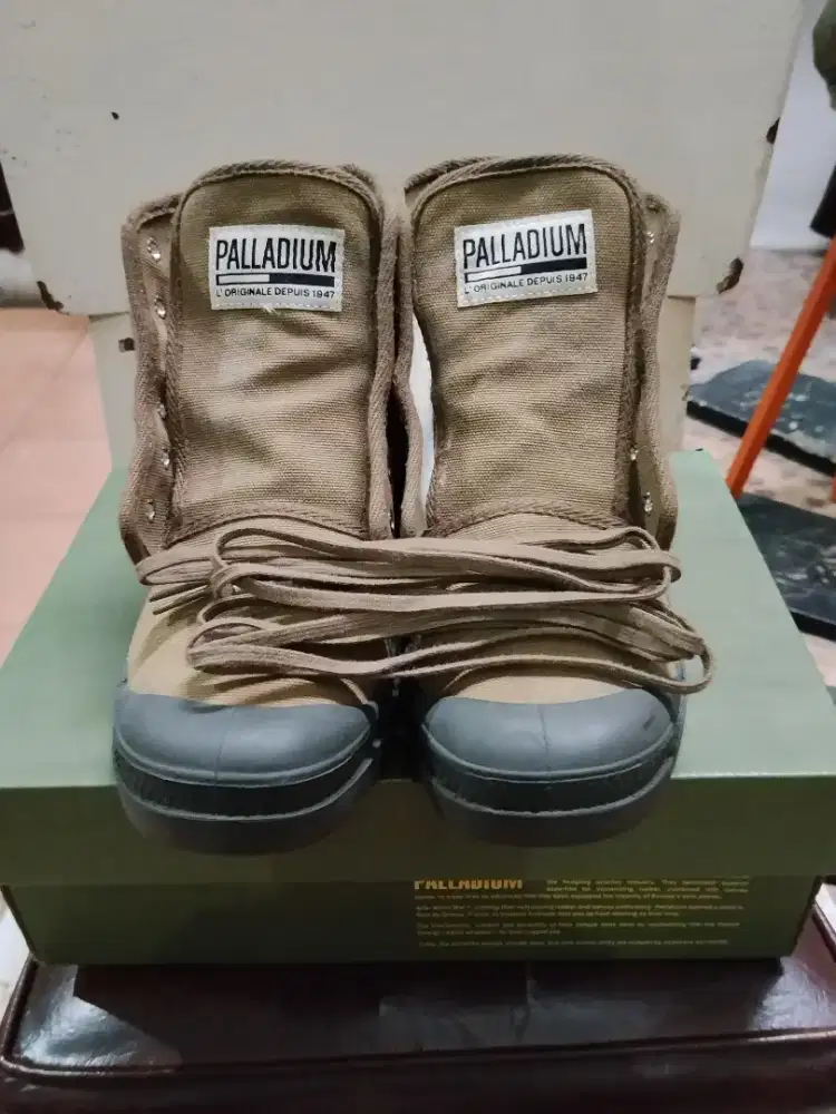 SEPATU PALLADIUM PAMPA HI ORIGINALE
kode produk 75349-213-M