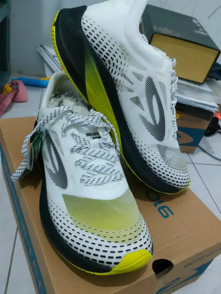 Running shoes (sepatu lari)