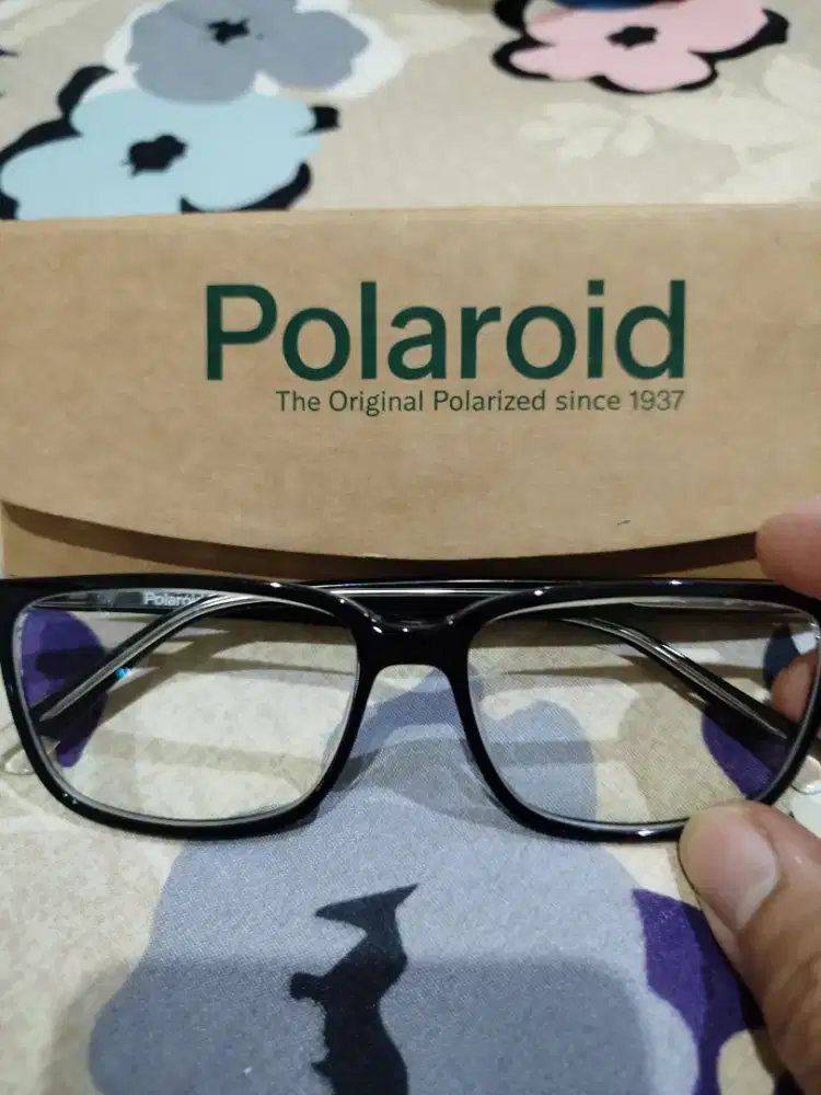 Kaca mata frame polaroid kondisi baru