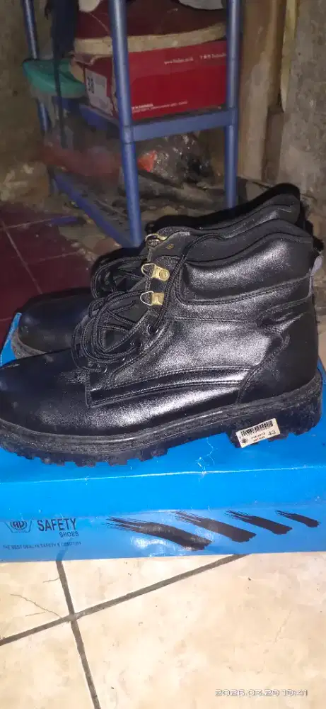 Sepatu Safety uk 43, kondisi 90%