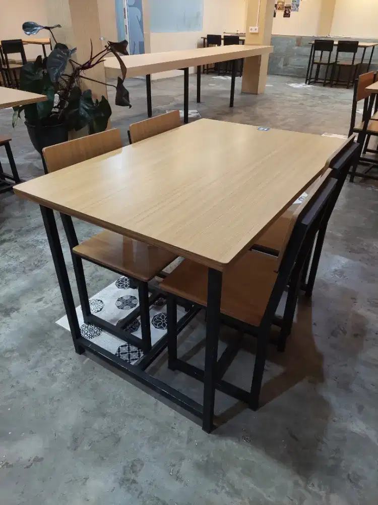 Meja makan atau restauran