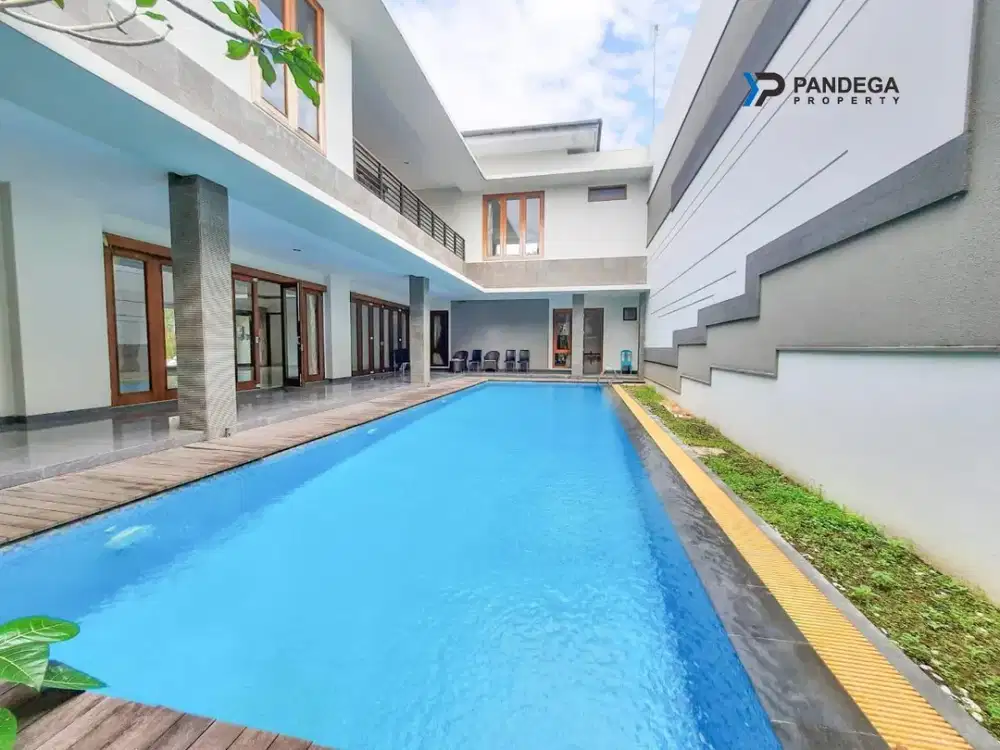 KOLAM RENANG Rumah Mewah Bale Hinggil Jl Kaliurang Dekat Green Hills, UGM, Hyarta