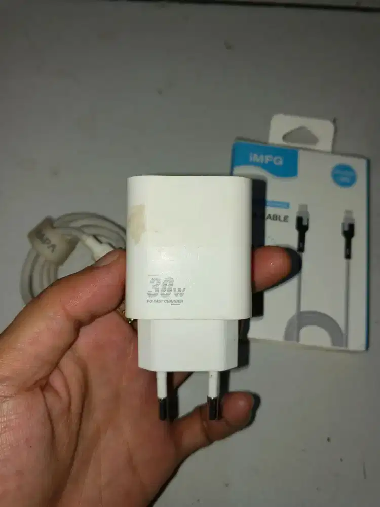 Charger iPhone or Android.