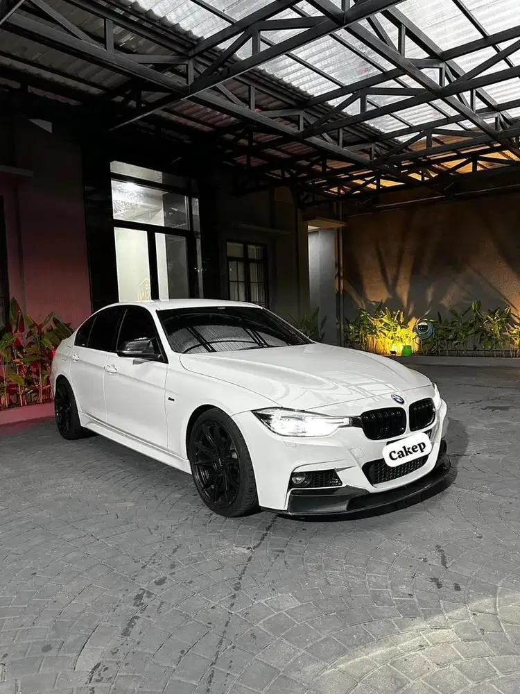 BMW F30 White on Black low KM