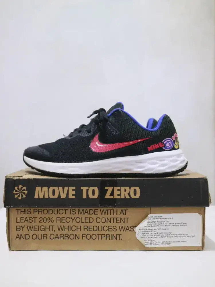 Sepatu running Nike Revolution 6 NN SE Black Very Berry Lapis original