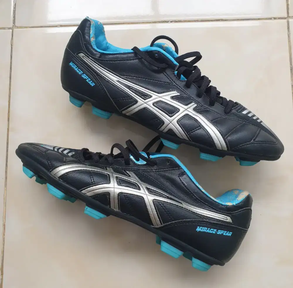 Sepatu Bola Asics