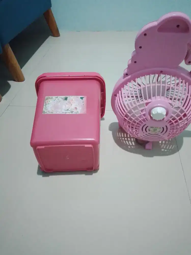 Tong sampah dan Kipas kecil