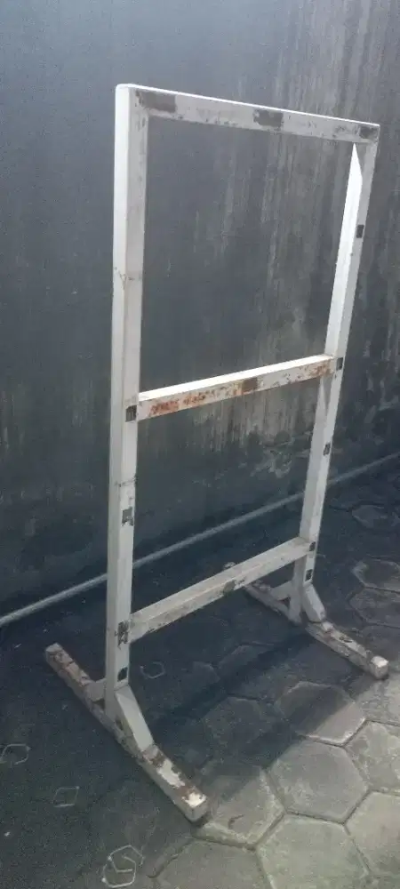 Banner stand bahan besi