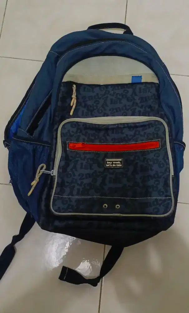 Tas ransel merk ZARA. Cocok untuk anak sekolah. Ukuran lumayan besar.