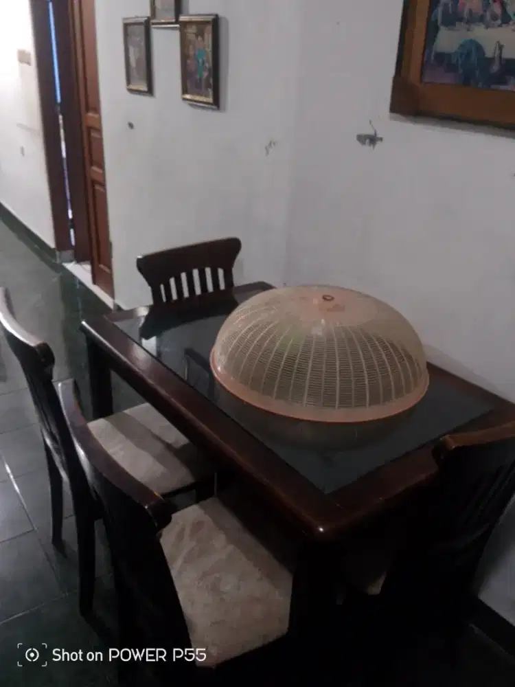 dijual meja makan kepada. masih bagus