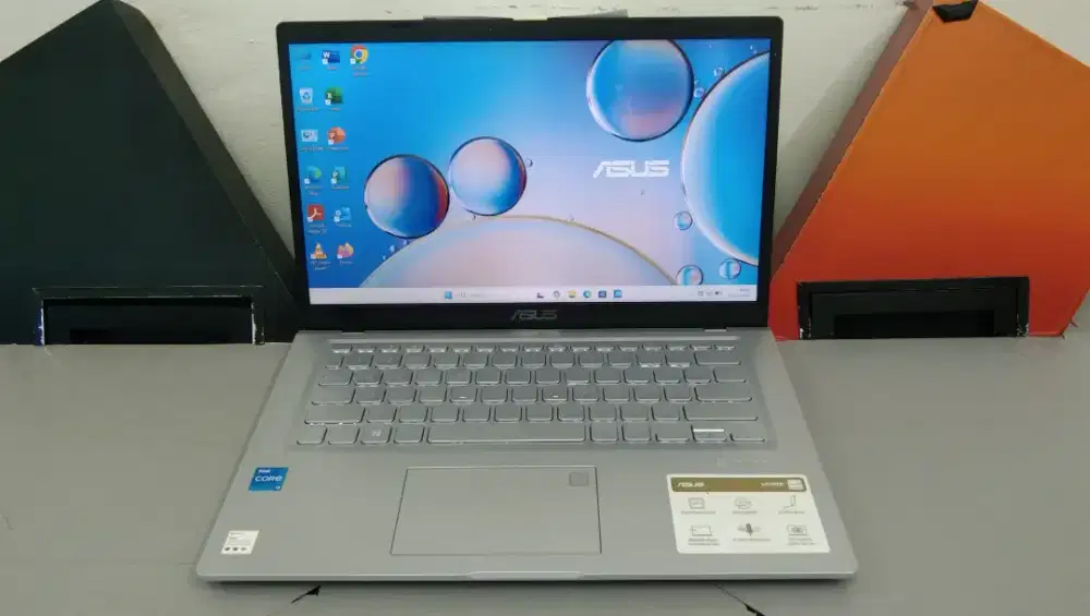 Asus Vivobook x415E 
Core i3 Gen 11 
Ram 8GB
 SSD 256GB