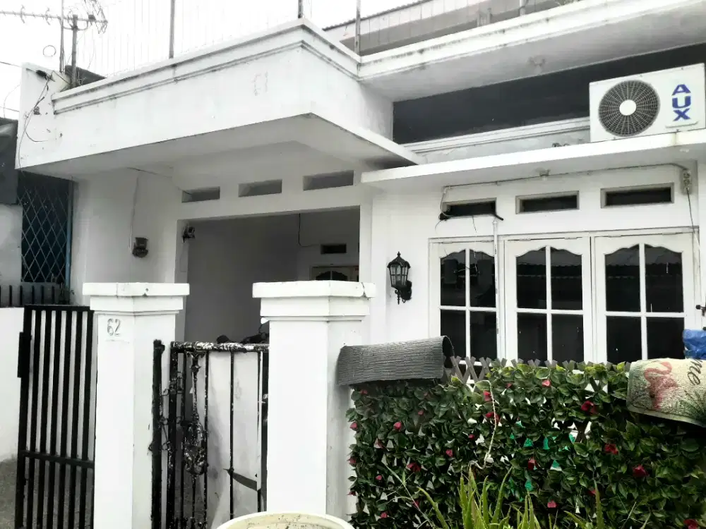 Rumah Pinggir Jalan Pusat Kota