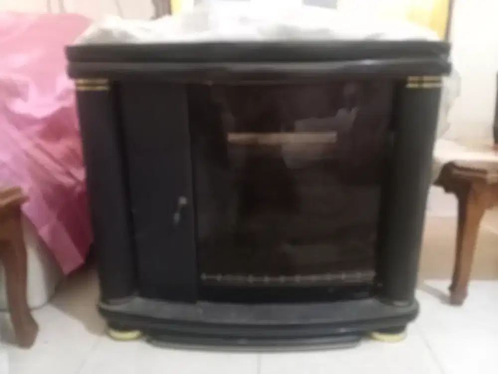 Meja TV hitam berputar