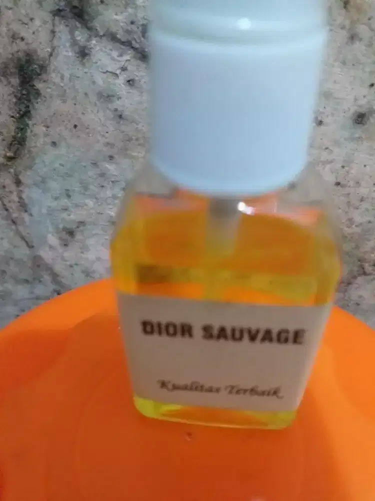 wanita muslim bantu di warung nasi