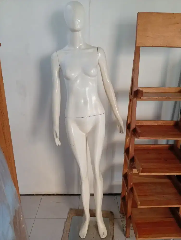 2 Manekin bekas (full body dan setengah body) dan 1 rak susun