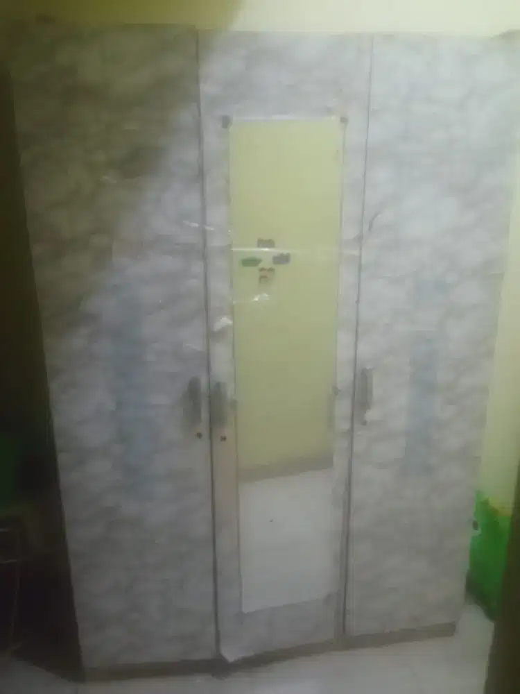 Dijual Lemari 3 pintu layak pake