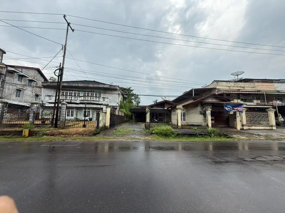 Dijual Rumah Luas Pinggir Jalan