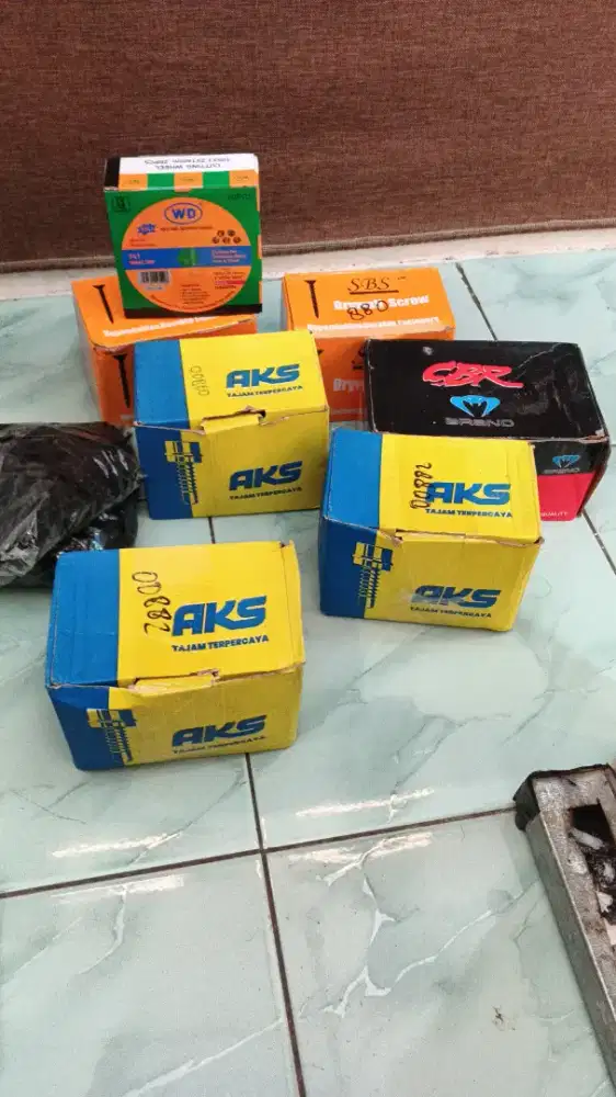 Alat kontruksi . pemasangan rangka atap baja ringan