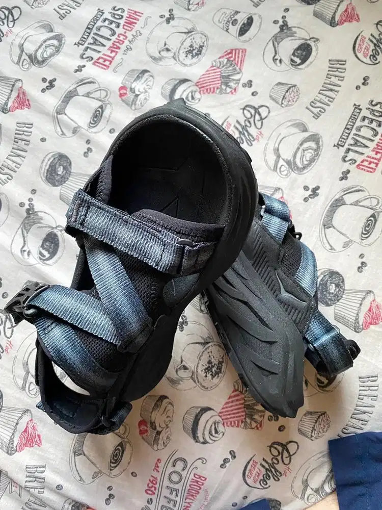 Sendal Hoka warna hitam
