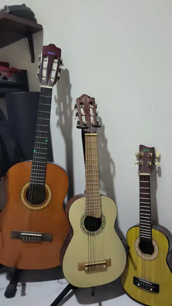 Paket hemat 2 gitar  ,1 ukulele