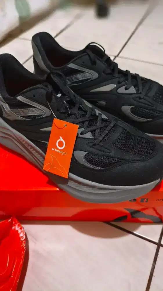 Sepatu Ortuseight Berlin Warna Hitam