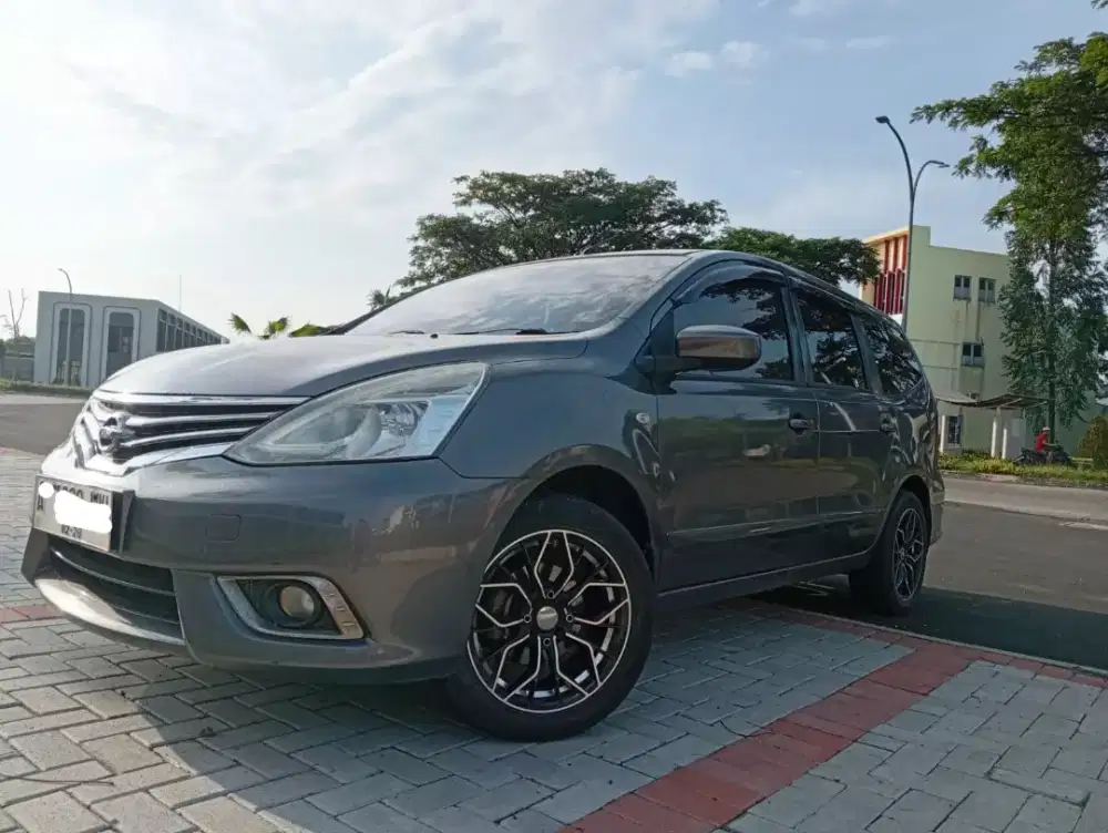 GRAND LIVINA XV/AT 2013