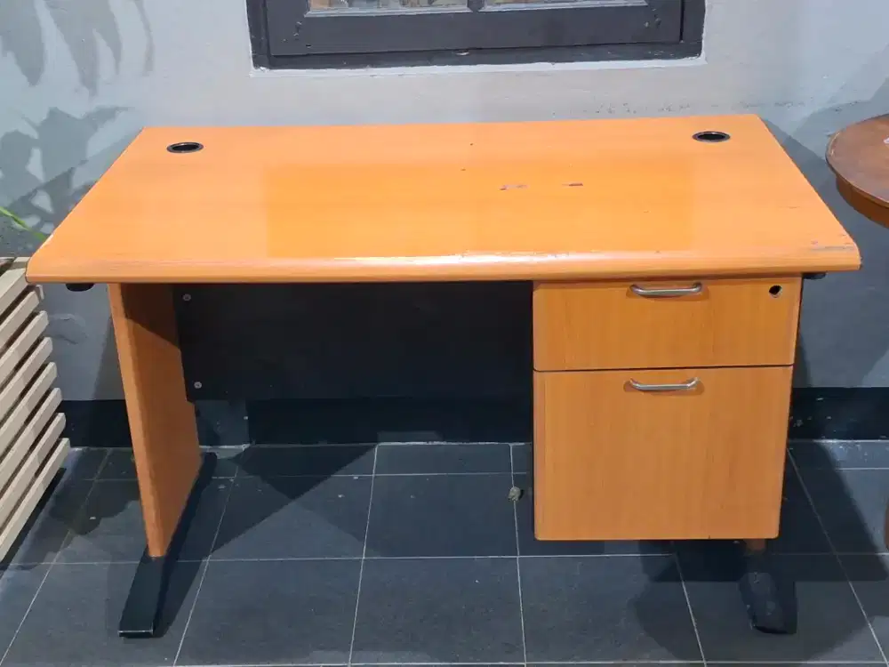 Meja Kantor warna coklat tan