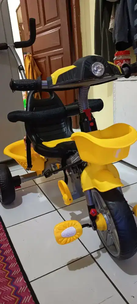 Sepeda roda tiga anak
