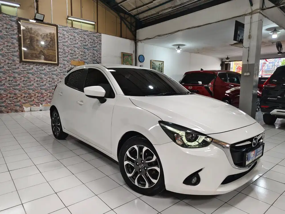 Mazda 2 R SkyActiv AT 2016 LOW KM 50RB ASLI ISTIMEWA BAN TEBAL